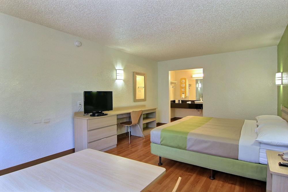 Motel 6 Austin, TX - Central Downtown UT photo 8