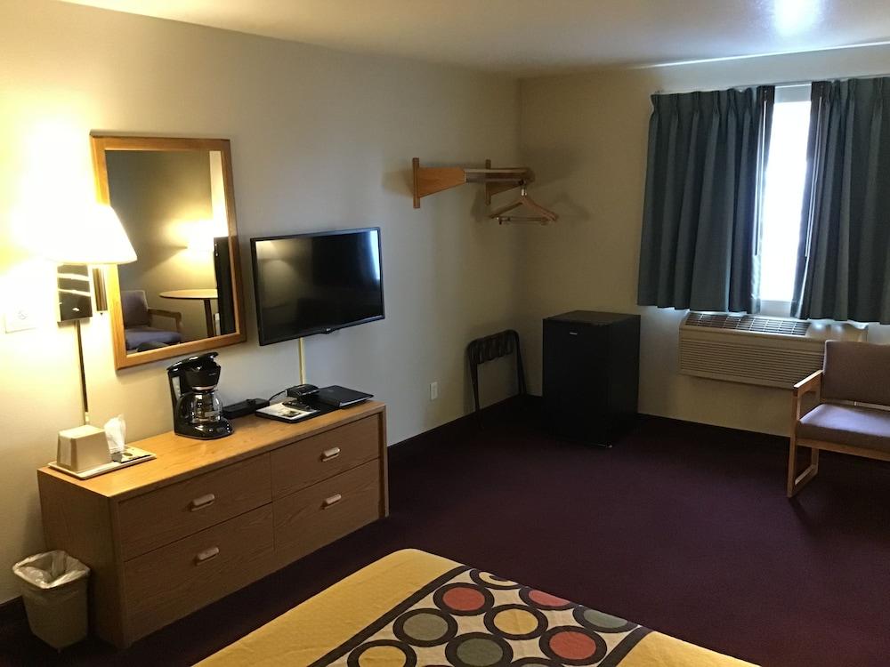 Super 8 by Wyndham Blackfoot photo 10
