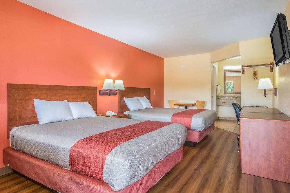 Rodeway Inn & Suites photo 30