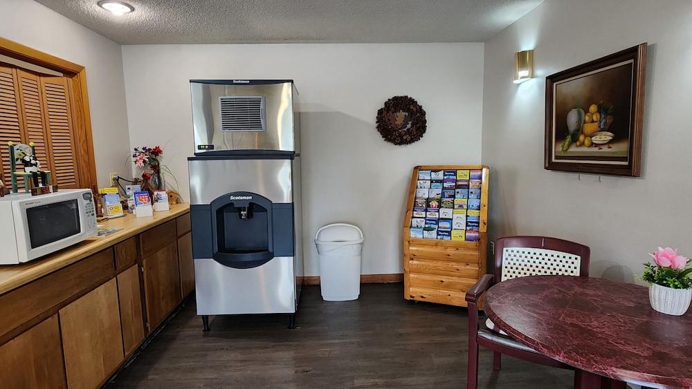 Econo Lodge Lakeshore photo 13