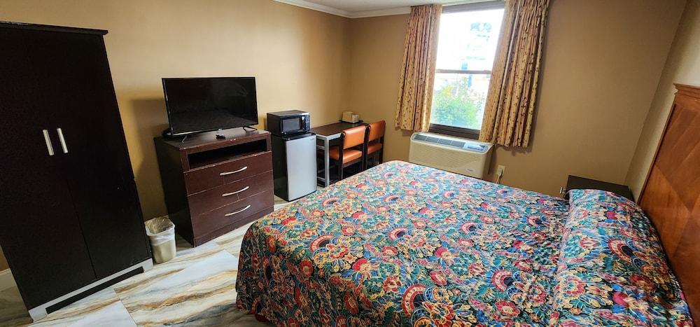 Townhouse Inn & Suites photo 5