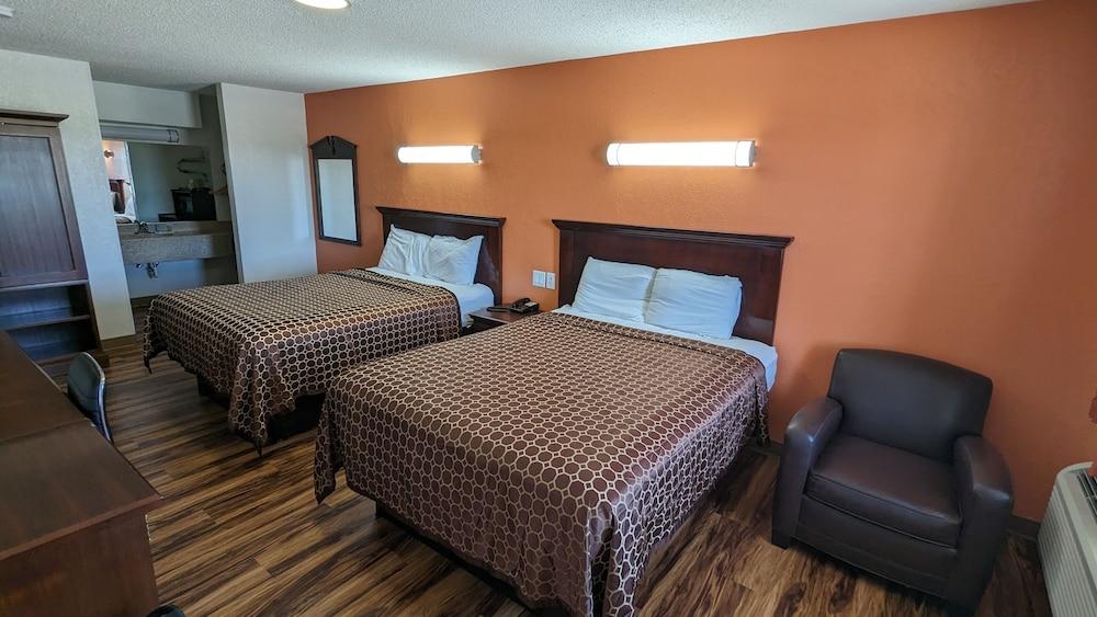 Hillcrest Inn & Suites photo 4