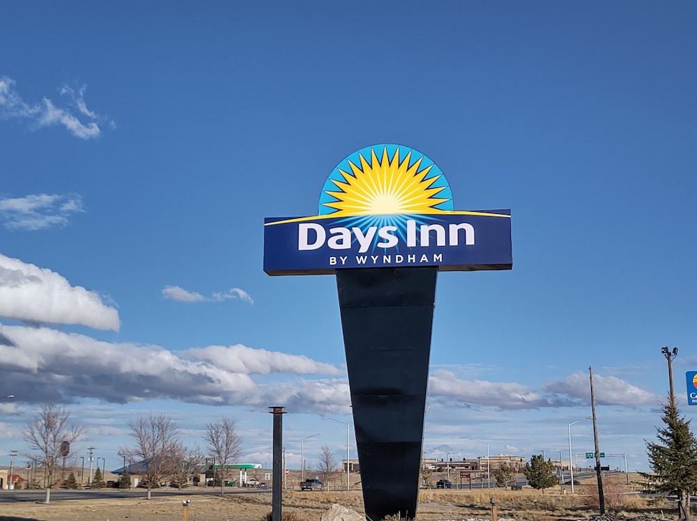 Days Inn by Wyndham Rawlins photo 43