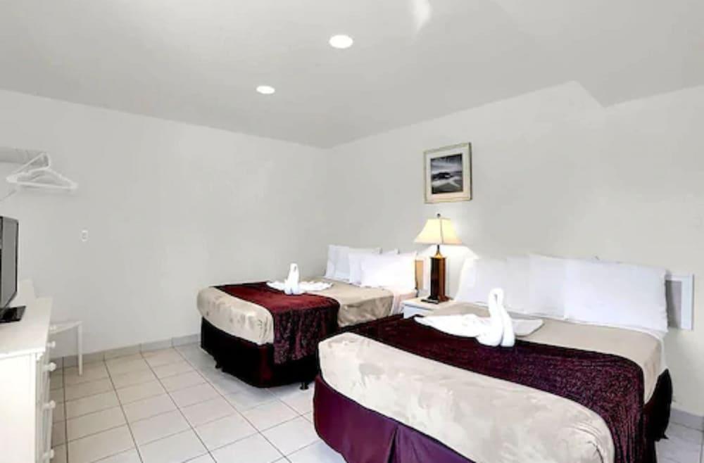 AA Heart of Wildwood Motels photo 31