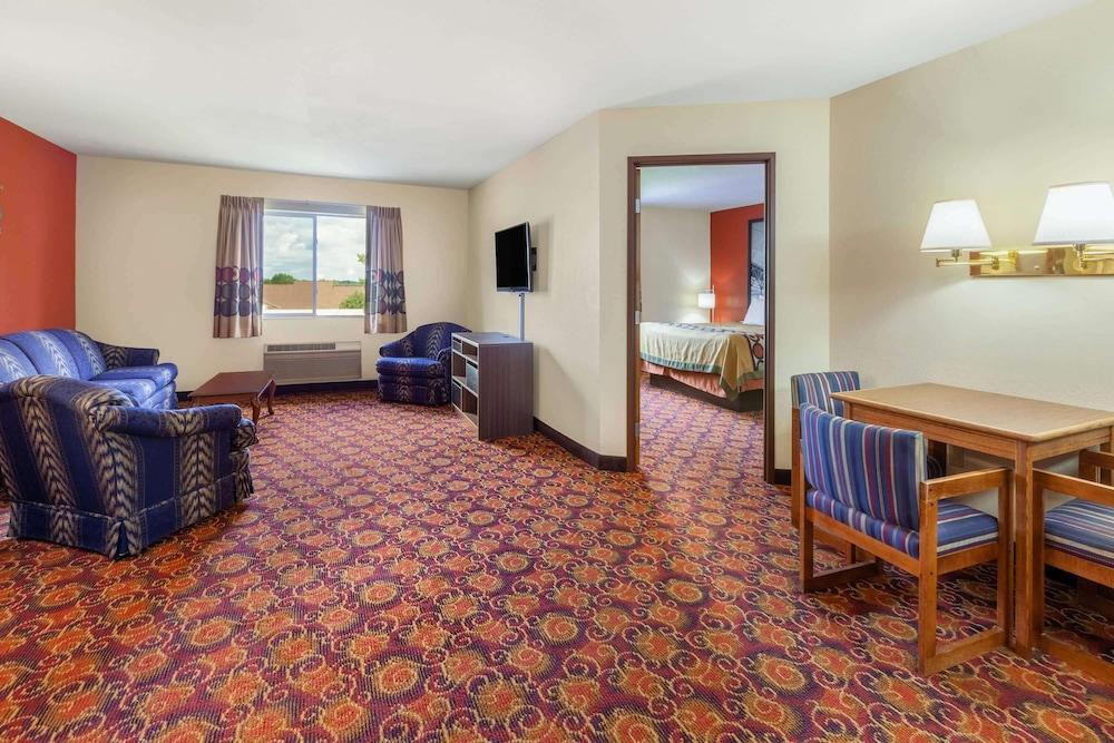 Super 8 by Wyndham Big Rapids photo 5