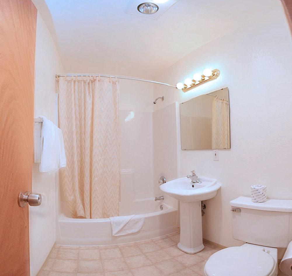 Shamrock Motel photo 32