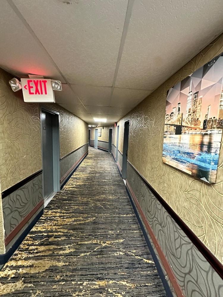 Townhouse Inn & Suites photo 21