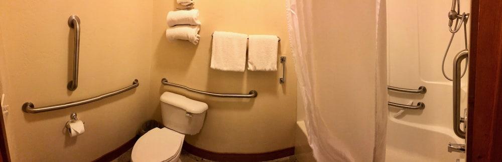 Glacier Guides Lodge photo 13