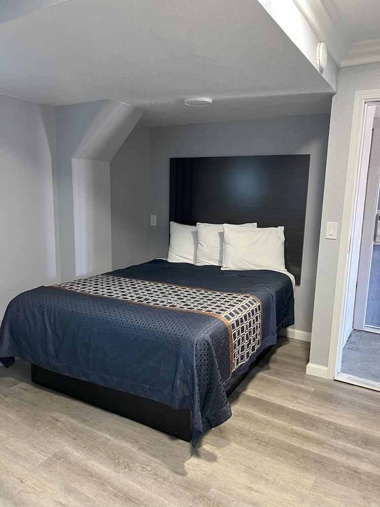 Sea Garden Inn photo 25