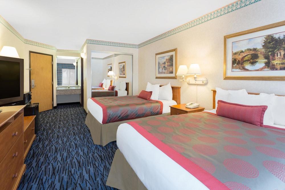 Ramada by Wyndham Kent Seattle Area photo 14