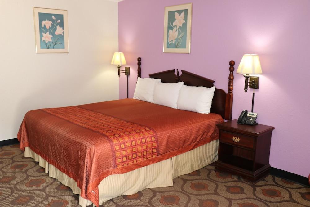 Relax Inn Mineral Wells photo 17