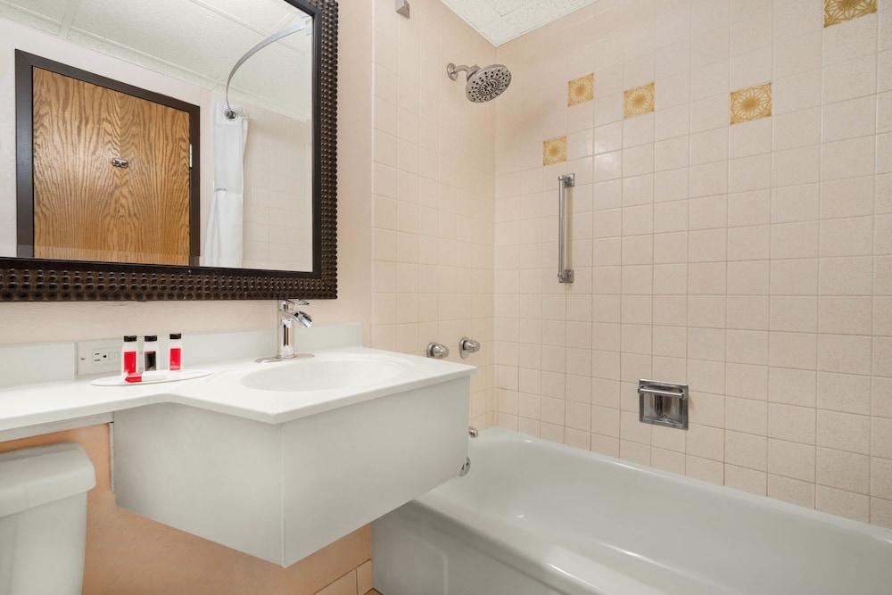 Ramada by Wyndham Albert Lea photo 71