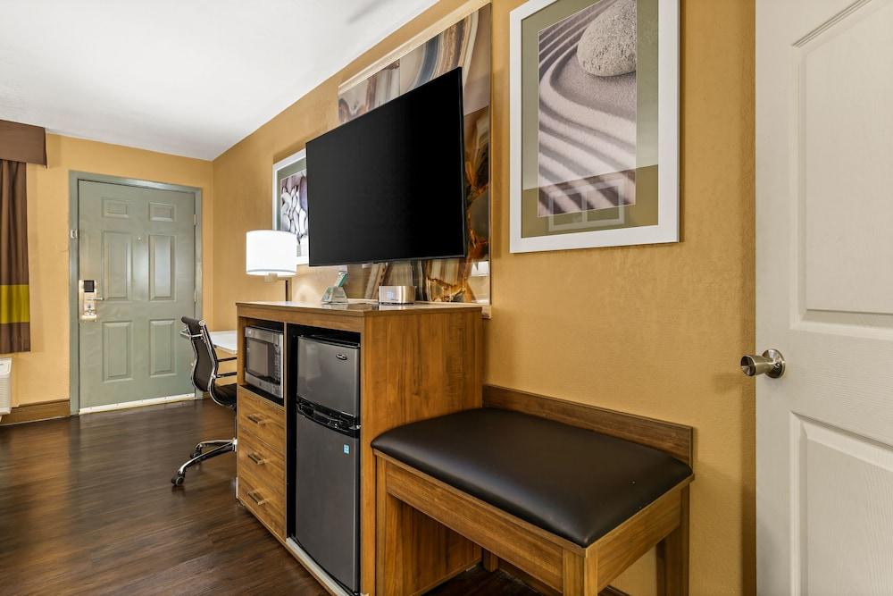 Quality Inn & Suites Corinth West photo 32