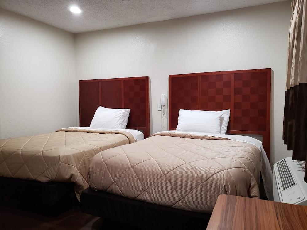 CLEAR LAKES INN photo 2