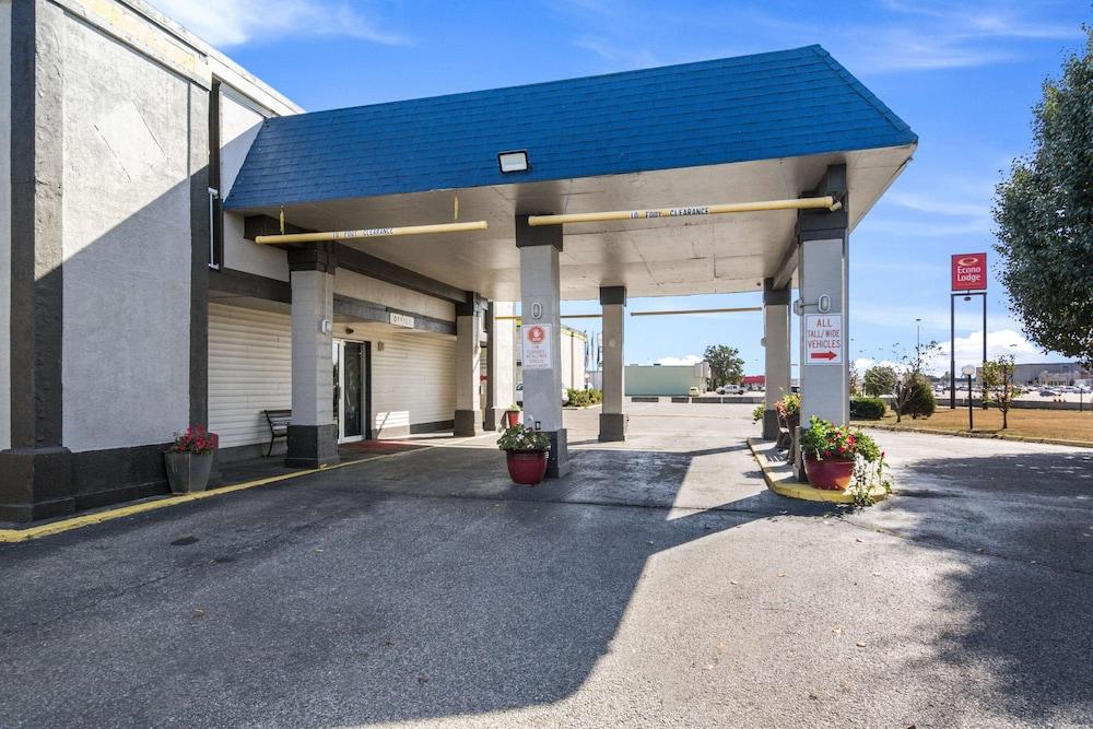 Econo Lodge Inn & Suites photo 35