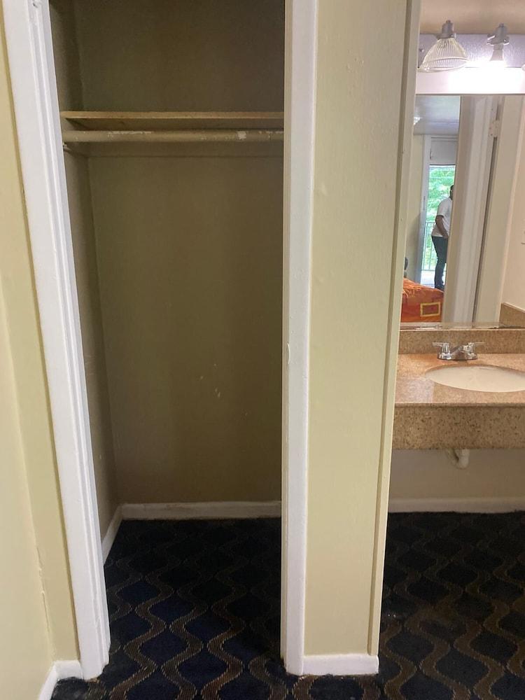 Ivory Tower Motor Inn photo 2