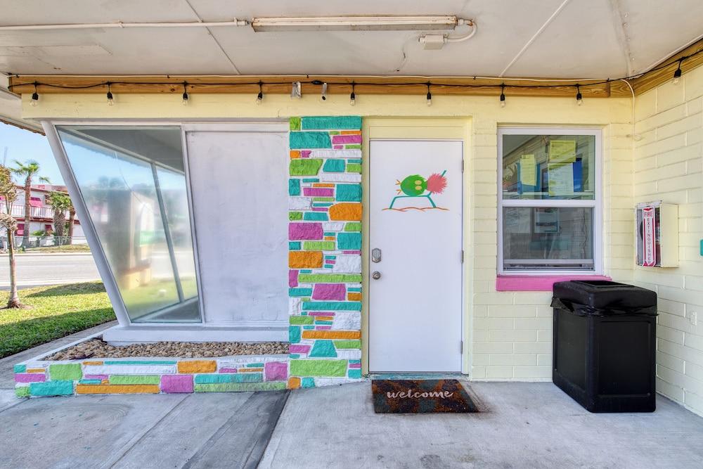 Pineapple Shores Retro Inn photo 27
