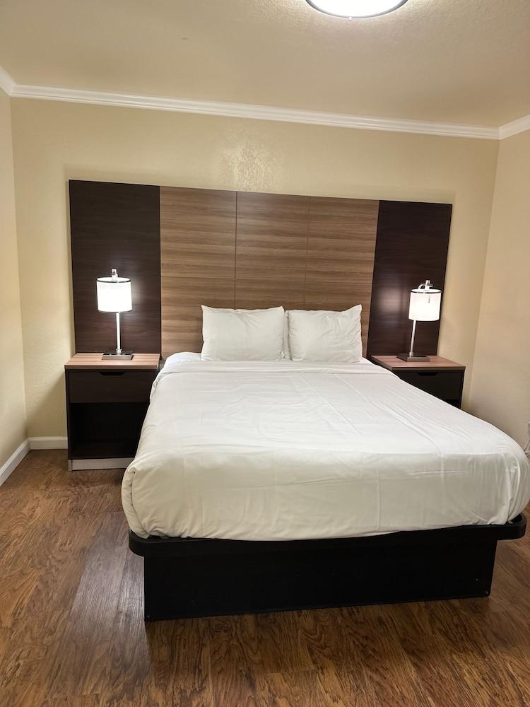 Beachwalker Inn and Suites photo 4