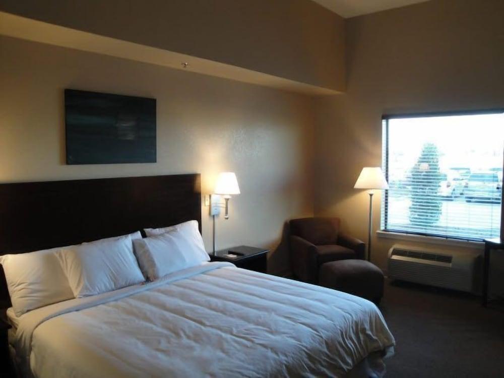Ambassador Inn & Suites photo 7
