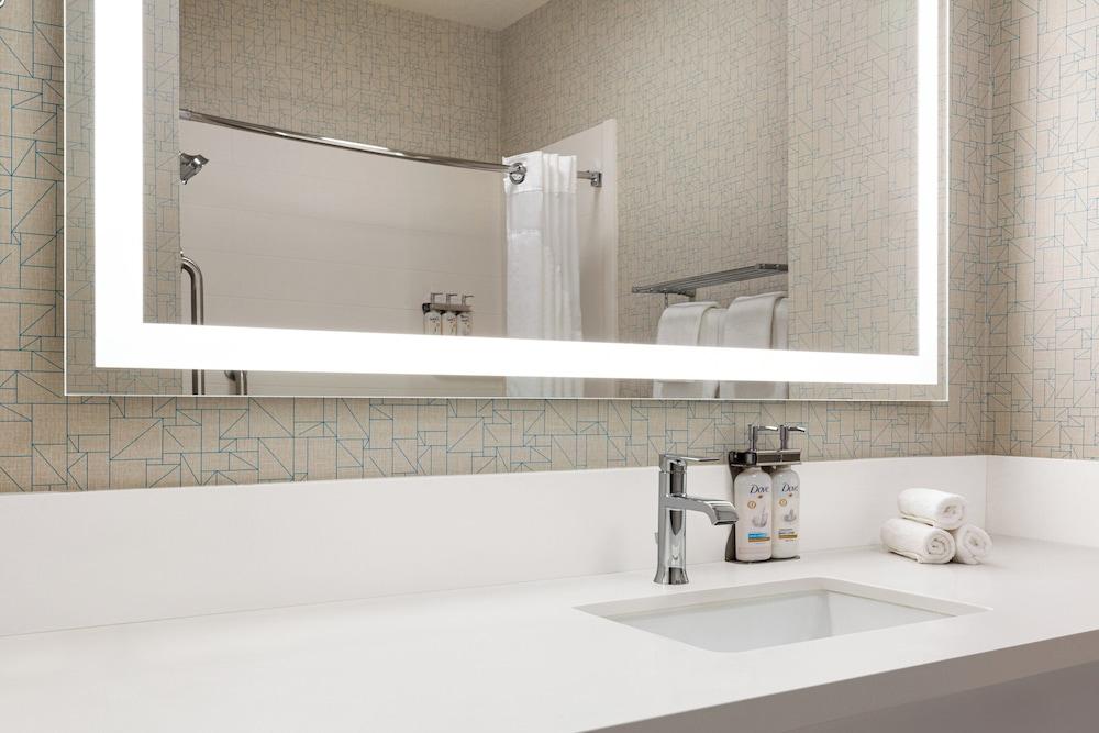 Holiday Inn Express and Suites Bakersfield Central by IHG photo 8