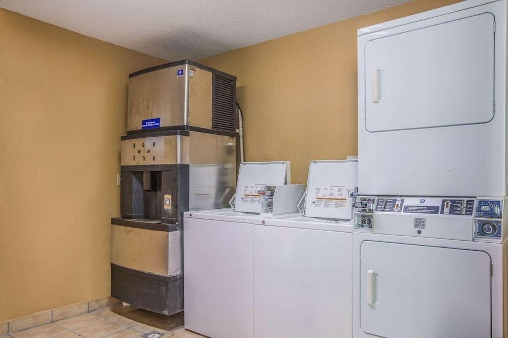 HomeTown Inn & Suites photo 17