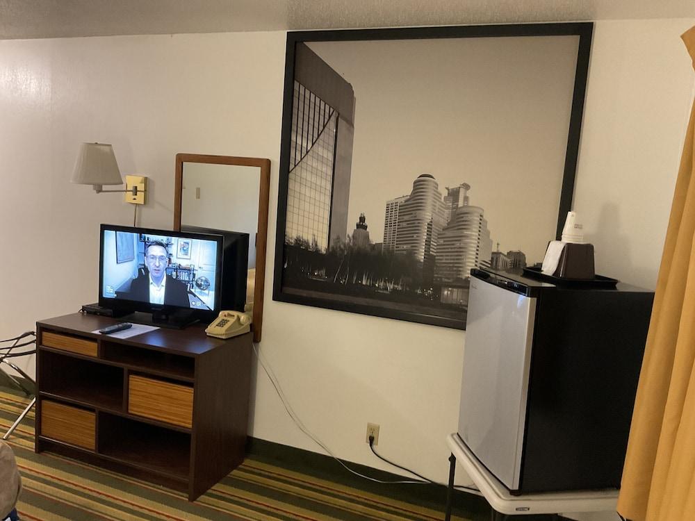Budget Host Inn Buffalo photo 25
