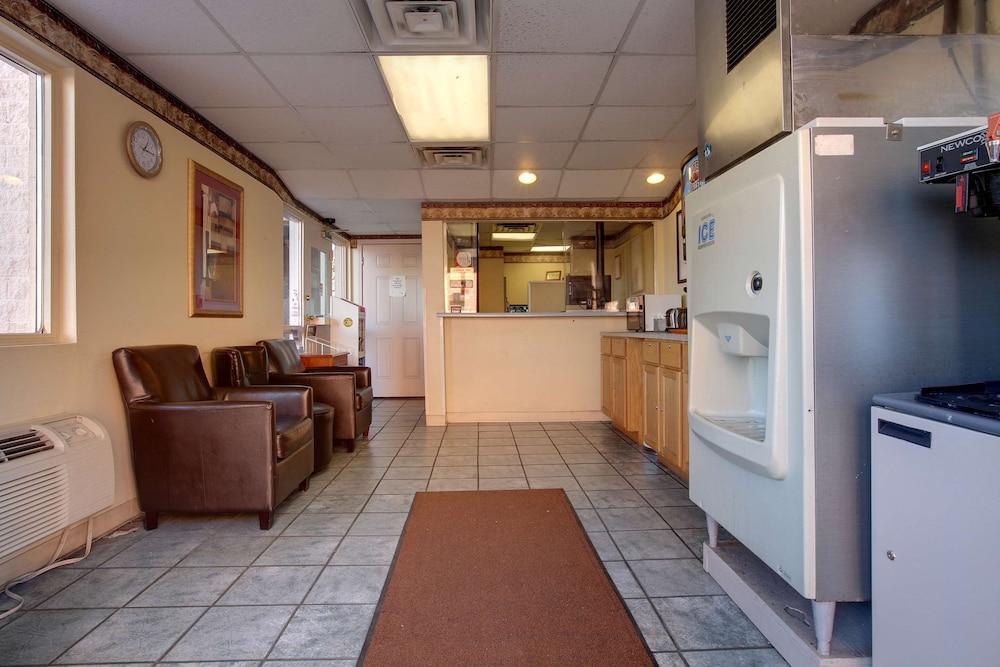 Americas Best Value Inn St. Louis Downtown photo 8
