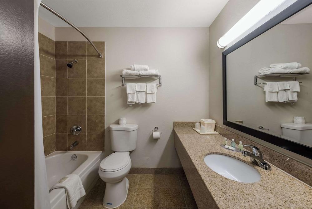 Quality Inn Saint Louis Airport photo 26