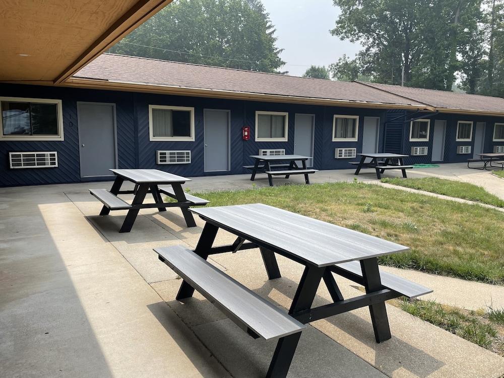 Lake Bluff Inn and Suites photo 29