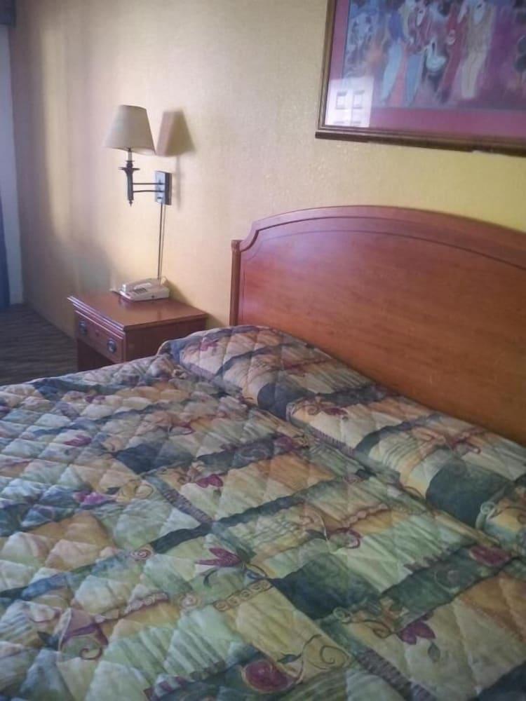 Deluxe Inn photo 21