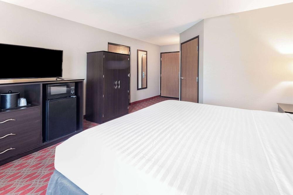Baymont by Wyndham Brooklyn Center photo 12