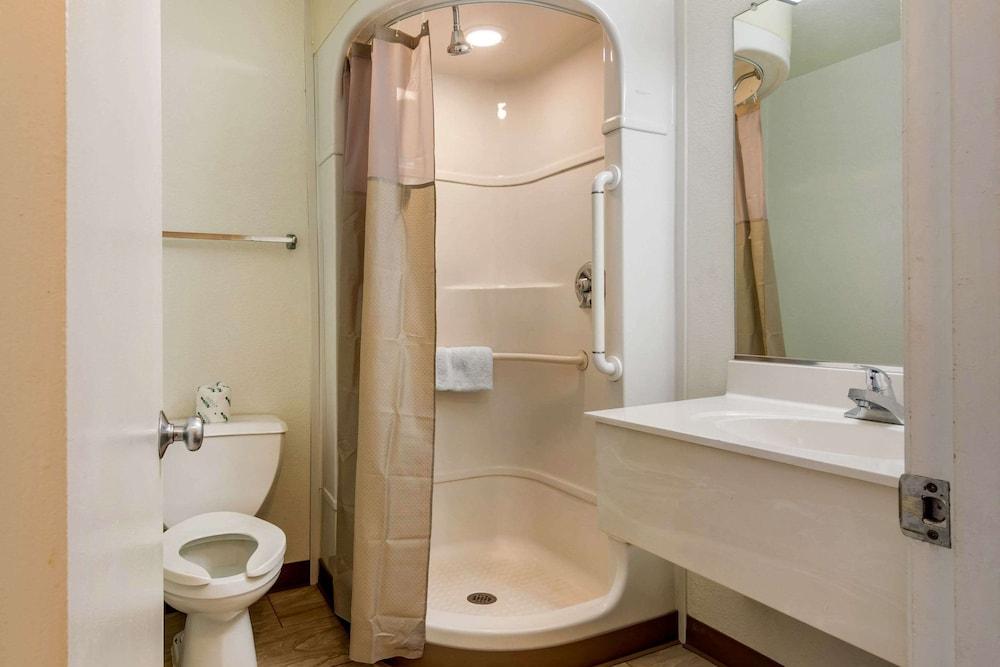 Rodeway Inn photo 30