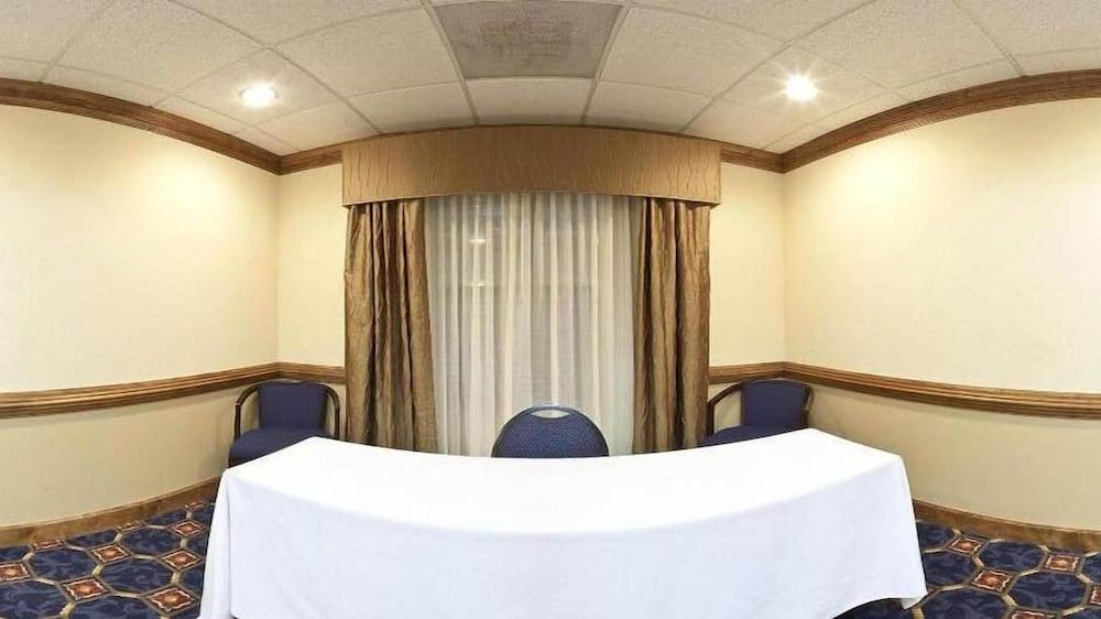 Holiday Inn Express & Suites Byron by IHG photo 11