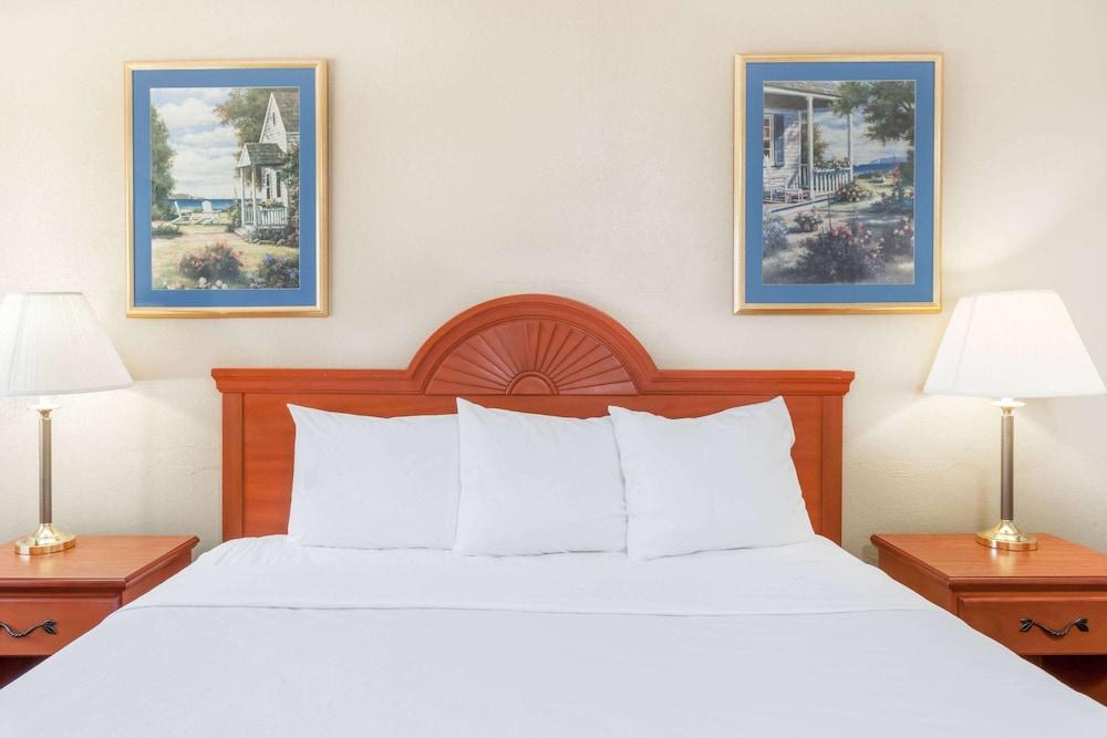Super 8 by Wyndham Montgomery Maybrook photo 15