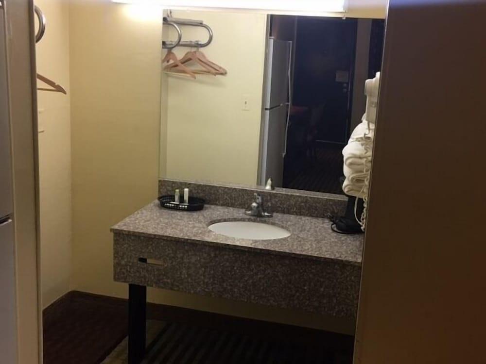 Economy Inn photo 2
