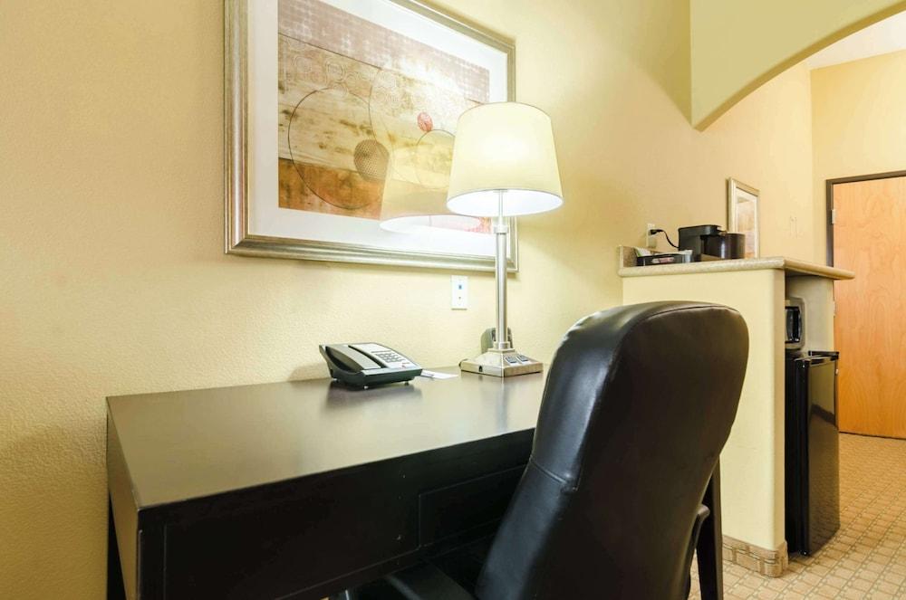 Comfort Suites Salina South photo 39