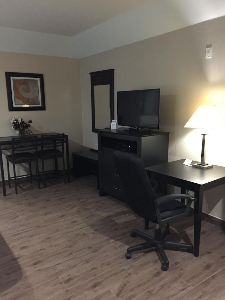 Scottish Inn & Suites photo 14
