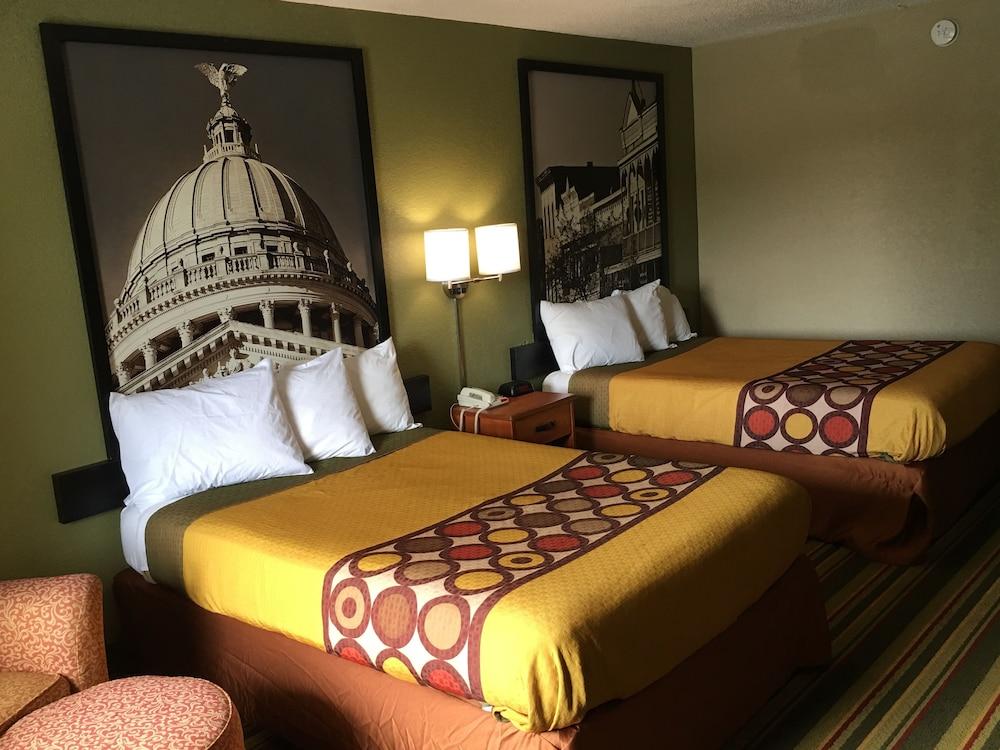 Super 8 by Wyndham Meridian photo 8