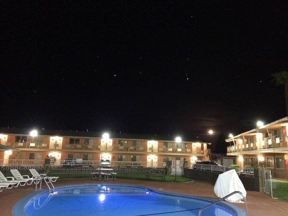 The River Inn and Suites photo 3