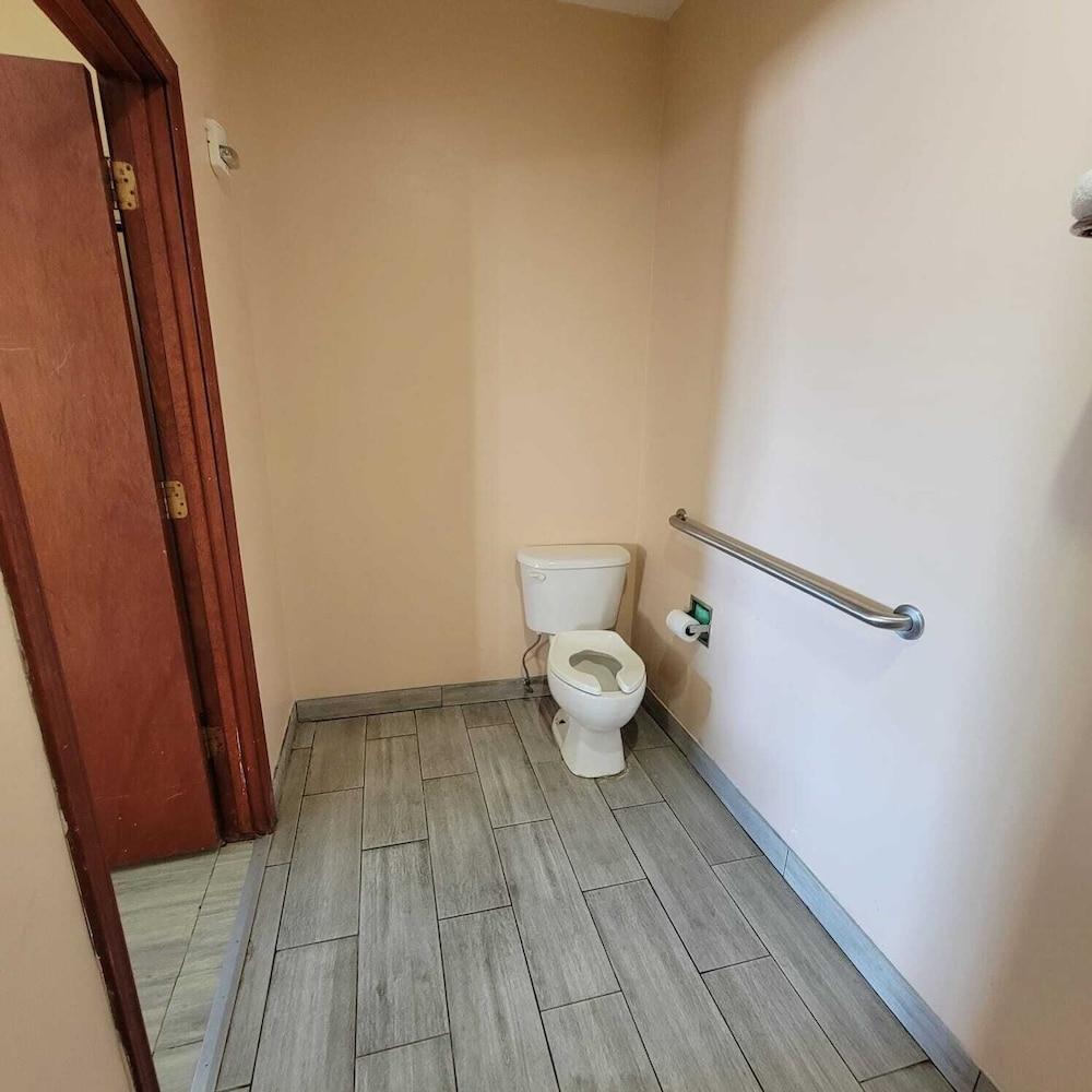 Woodland Inn & Suites photo 12