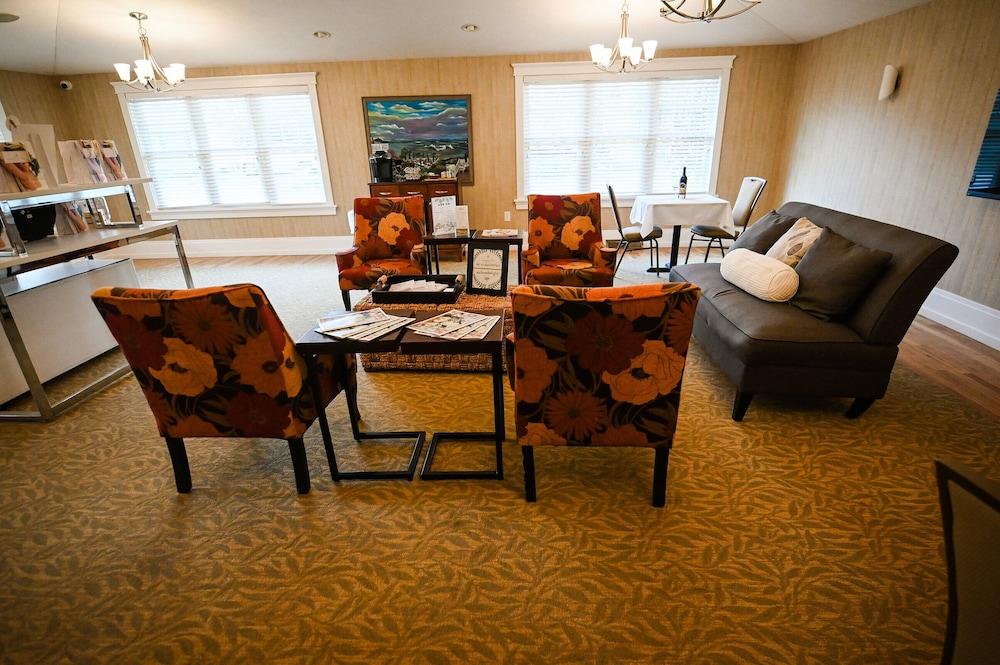 The Lakehouse Inn photo 45