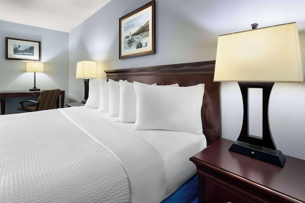 Days Inn by Wyndham Iron Mountain photo 17