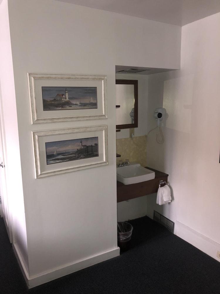 Harbor's Edge Motel photo 2
