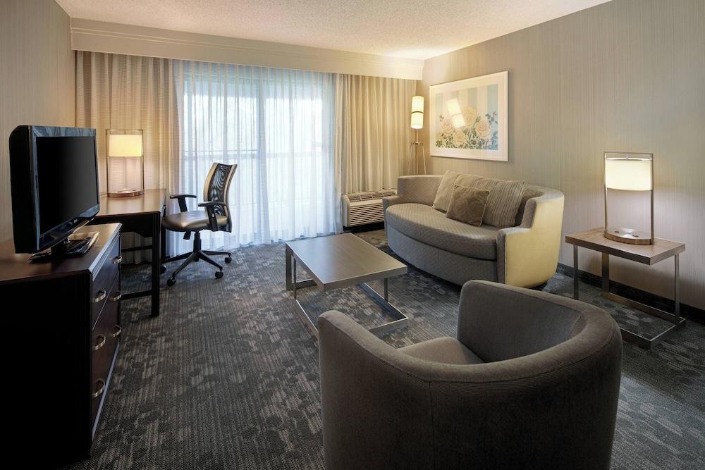 Courtyard by Marriott Grand Rapids Airport photo 15