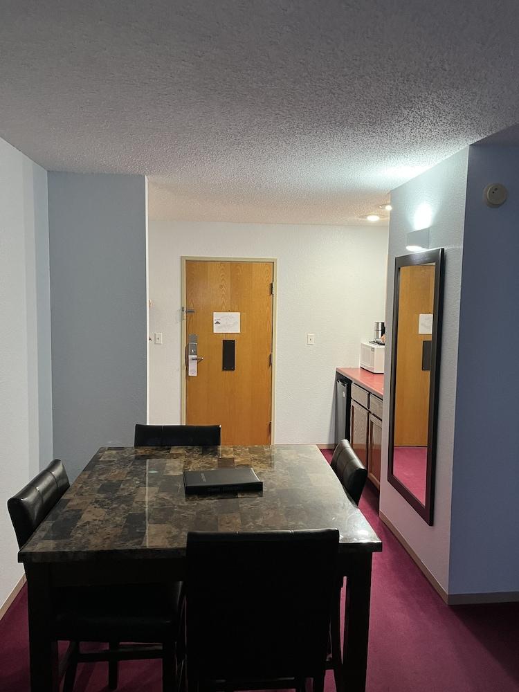 Pictured Rocks Inn & Suites photo 5