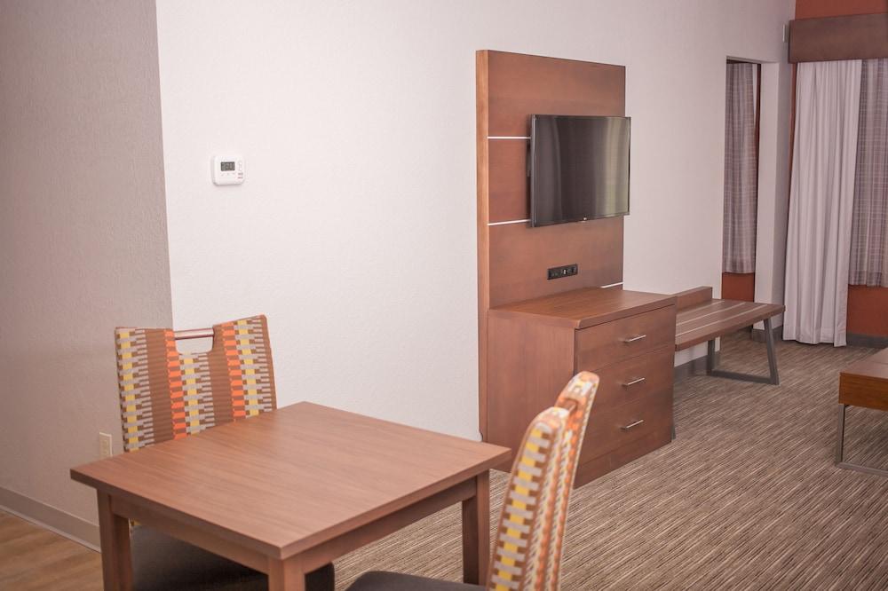 Holiday Inn Express Hotel & Suites by IHG photo 10