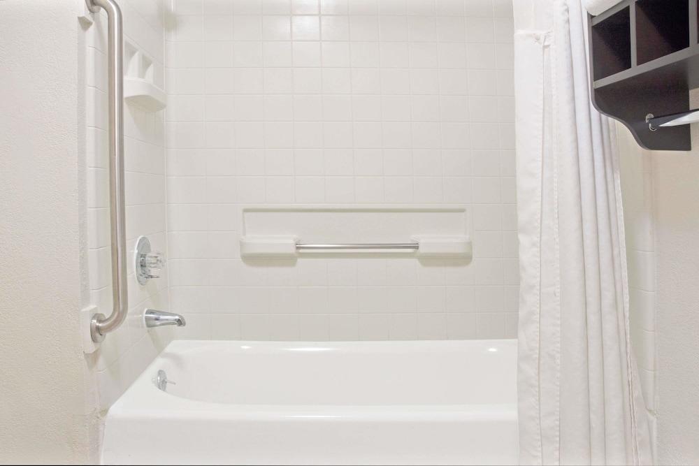 Howard Johnson by Wyndham Houston Heights/Downtown photo 13