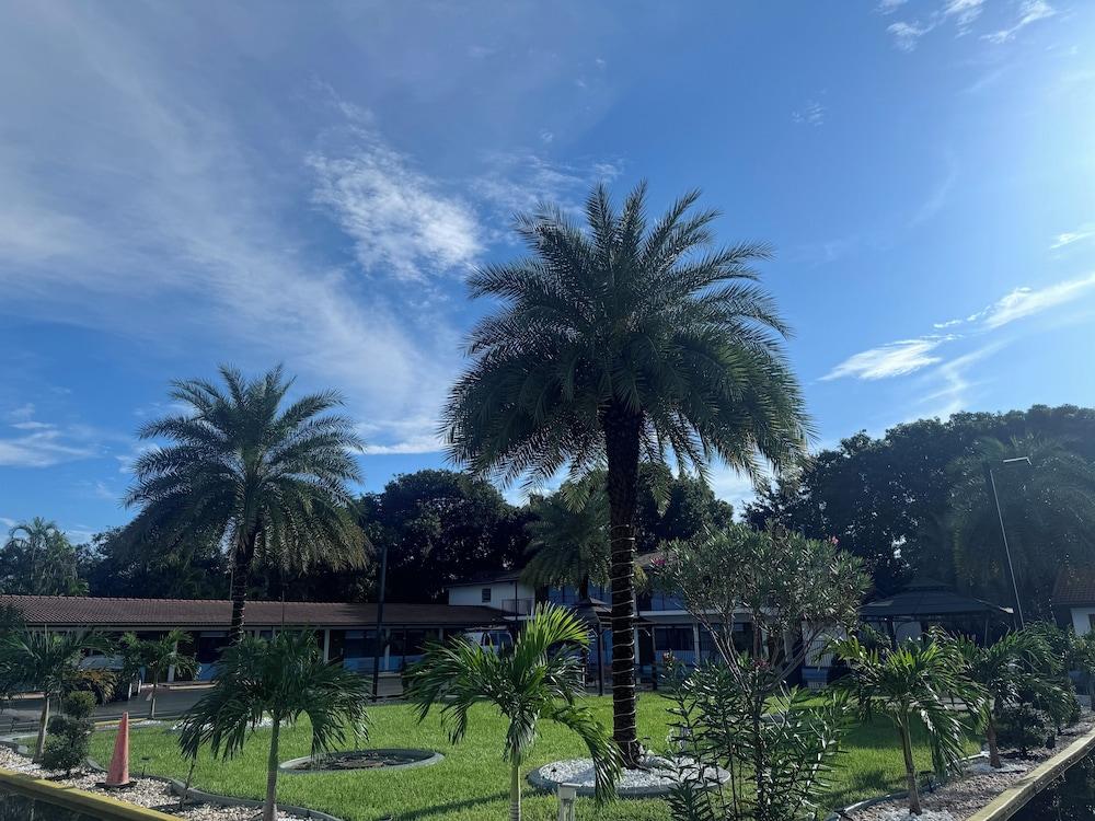 Econo Lodge Inn & Suites Florida City photo 11