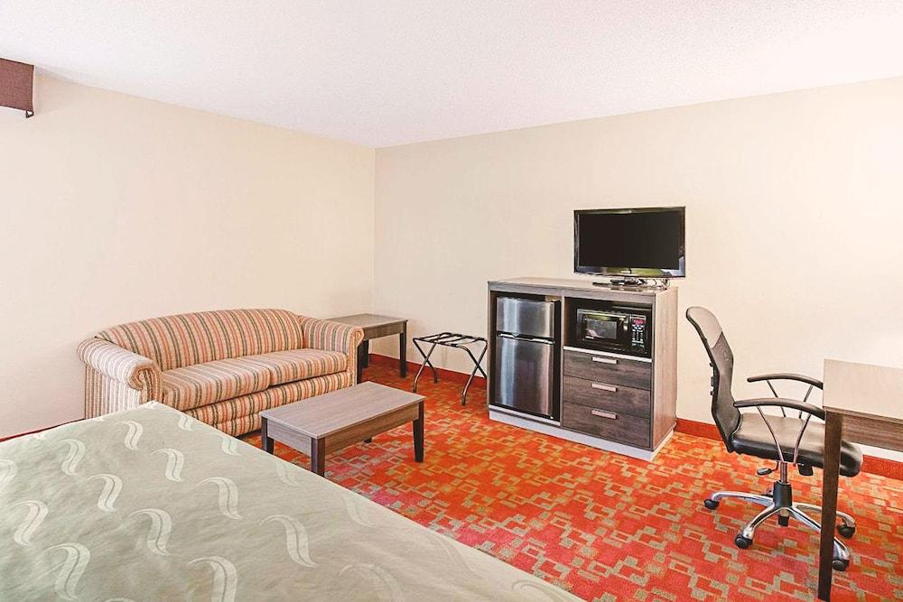 Norwood Inn & Suites Milwaukee photo 4