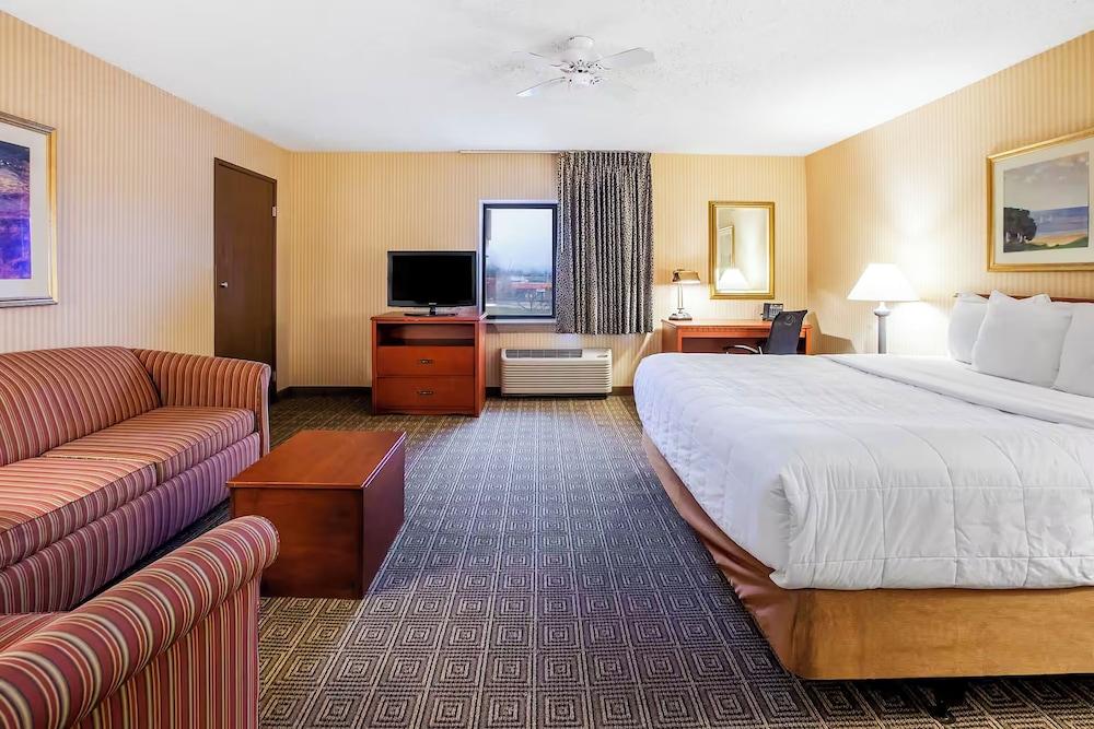 Norwood Inn and Suites Detroit photo 8